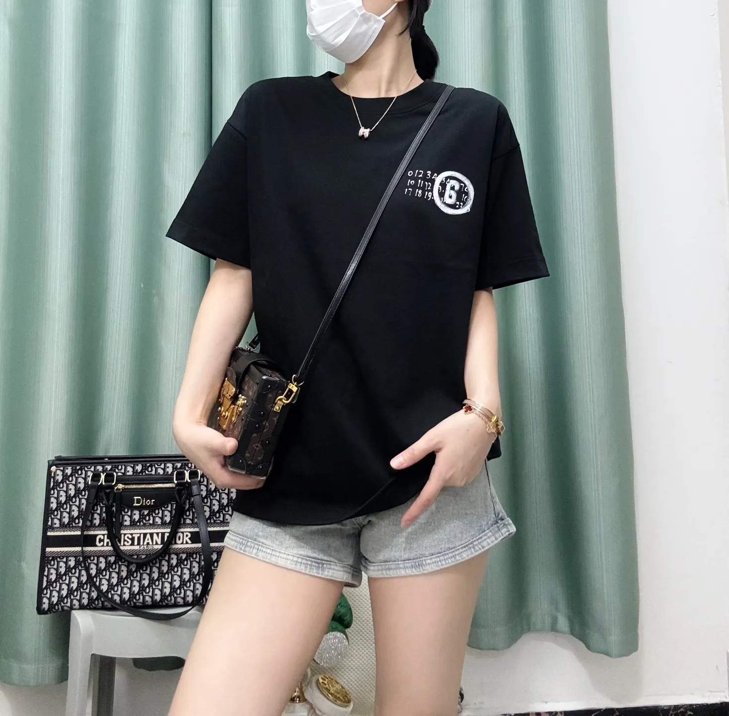 Black ， Same Style